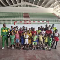 Jeunes de l’école de handball MANGA DFIP avec leurs encadreurs