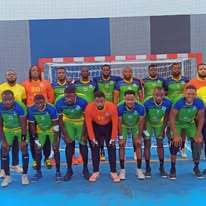 Équipe MANGA DFIP en tenue verte et bleue sur le terrain