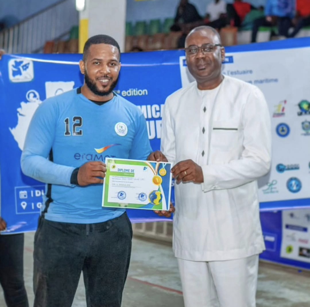 Charles Ango recevant une distinction individuelle